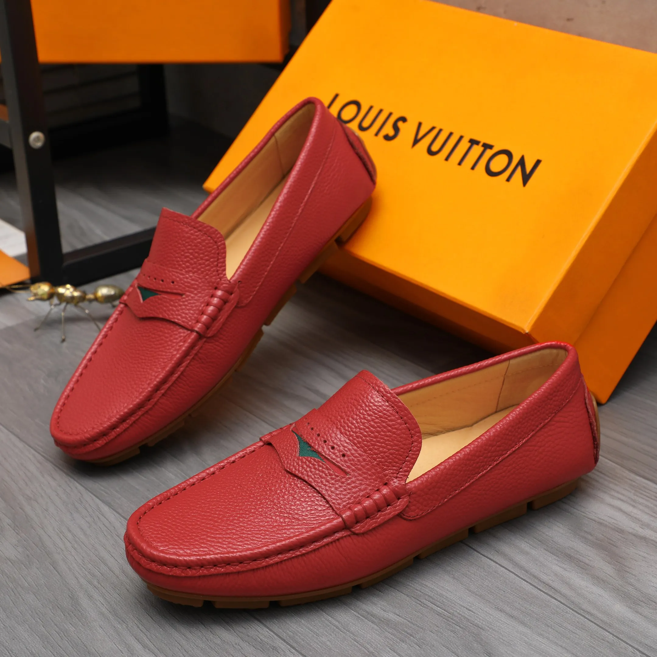 Men's shoes 💰360 Product trademark: LV "Louis Vuitton" casual slip-on men's shoes Regular size: 38-45 Product material: Selected pebbled cowhide upper, pigskin lining, rubber outsole